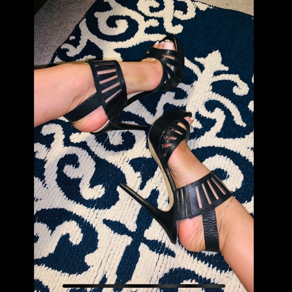 Guess black heels size 71/2